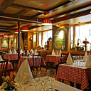 Typique et chaleureuse, la salle reprend tous les codes des bons bistrots avec les nappes en vichy rouge et blanc