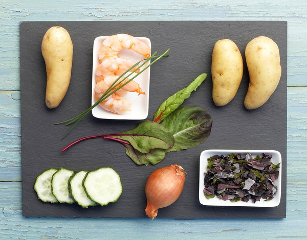 Algues et échalotes croquantes rencontrent la douce Ratte escortée de crevettes roses