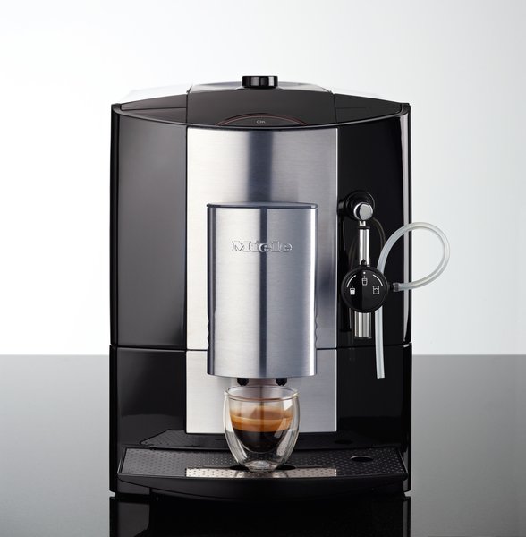 Une machine à café à grains pour les amateurs de saveurs authentiques. Elle bénéficie de l'Aromatic System, système d'infusion par compression. Programmation individuelle de la quantité d'eau et de café par tasse, de la température et du degré de la mouture. Machine à café à grains CM 5100. Miele.