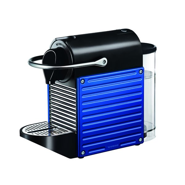 Plus rapide, plus intuitive (le volume de café se règle automatiquement), plus économique (elle se met hors tension après 9 minutes) et encore plus petite (11 cm de largeur), c'est la nouvelle machine Nespresso. Ses parois sont habillées d'aluminium anodisé pour un look industriel. 6 coloris. Pixie. Nespresso.