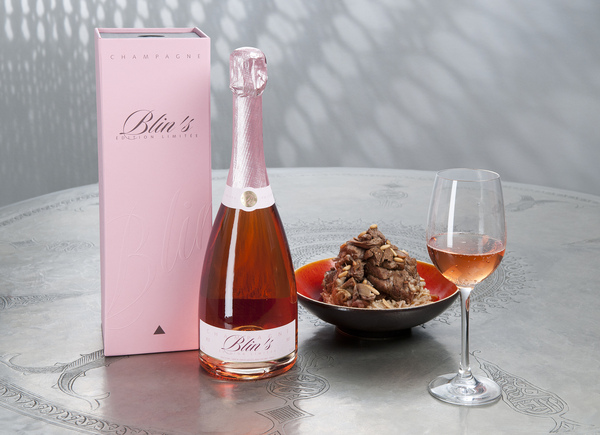 Le rosé brut, composé de 70% du cépage meunier, 10% chardonnay et  20% de vin rouge coteaux champenois.