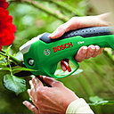 Léger et maniable, le nouveau sécateur Bosch coupe branches et tiges jusqu'à 14 mm de diamètre