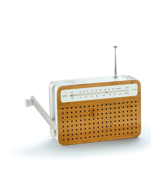 Pour cuisiner en musique. Cette radio à dynamo est en bambou et PLA, un matériau issu de l’amidon du maïs. 2 minutes de tours de manivelle garantissent 30 minutes d’autonomie. Rechargeable sur secteur. Design Pierre Garner et Elise Berthier. 59,90 €. Radio dynamo bambou. Nature & Découvertes.