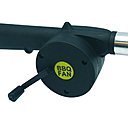 Une manivelle pour cuisine à l’extérieur. Un soufflet à barbecue en plastique alimentaire avec embout. L 25 cm. 5 €. Soufflet à manivelle. Sefama.