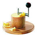 Un objet pratique et beau à la fois. Cette girolle à manivelle sert aussi bien pour râper le fromage que le chocolat. En hêtre. 48,90 €. Heidi. Bodum.