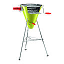 En plus de la fonction grill classique, ce barbecue très design permet de rôtir grâce à sa manivelle. 37 cm de diamètre. En acier inox et silicone. H 91 cm. 139 €. Fyrkat. Bodum.