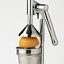 Un coup de manivelle et les oranges libèrent tout leur jus. H 45 cm. 14,99 €. Presse-agrumes. Casa.