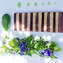 Thon bluefin strié et salade d'herbes et fleurs comestibles