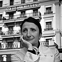 Anne-Sophie Pic devant  le Beau Rivage Palace, palace mythique de Lausanne