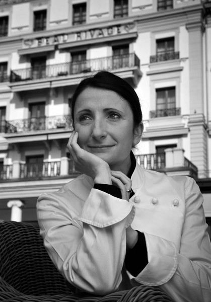 Anne-Sophie Pic devant  le Beau Rivage Palace, palace mythique de Lausanne