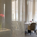 Décoration épurée et grand baies vitrées donnant sur le lac Léman pour un moment rare