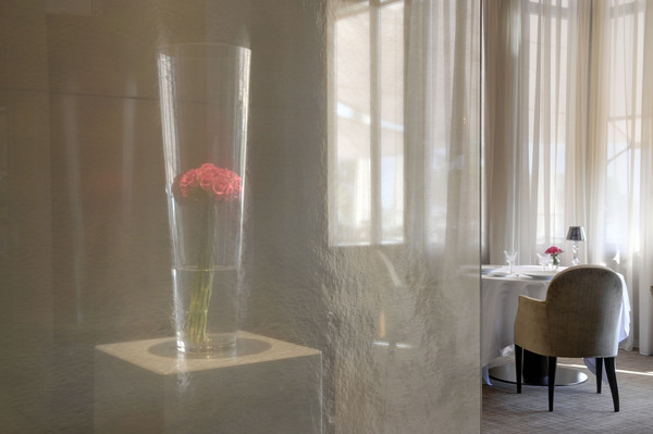 Décoration épurée et grand baies vitrées donnant sur le lac Léman pour un moment rare