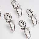 Petit air rétro pour ces patères en métal chromé et céramique. 9 x 5 cm. 6,50 € pièce. Noblesse. Amadeus.