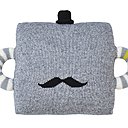 Un drôle de coussin à moustache. Créé au Etats-Unis et fabriqué au Pérou. Certifié par le FLO, organisation de commerce équitable. 100% coton. 38 x 25,5 cm. 42 €. Blabla Kids.