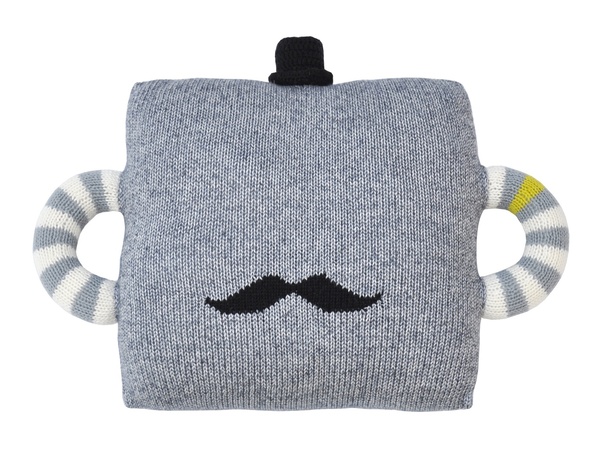 Un drôle de coussin à moustache. Créé au Etats-Unis et fabriqué au Pérou. Certifié par le FLO, organisation de commerce équitable. 100% coton. 38 x 25,5 cm. 42 €. Blabla Kids.
