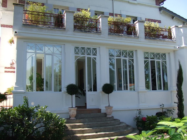 Façade de maison ouvragée en ferronnerie