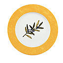 Les déjeuners et les dîners se prennent à l’ombre d’un olivier dans une vaisselle aux motifs grâce à la gamme Ouliveiro.