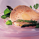 Galantine se fait élégante avec une salade d'herbes Galantine se fait élégante avec une salade d'herbes