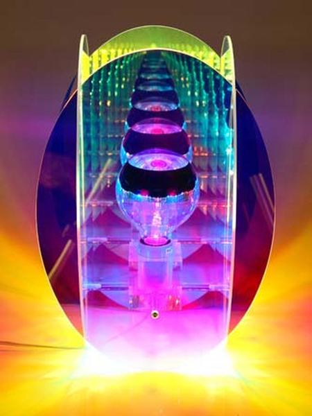 Angelo Mellia présente une collection de lampes à poser et lampadaire en plexi irisé