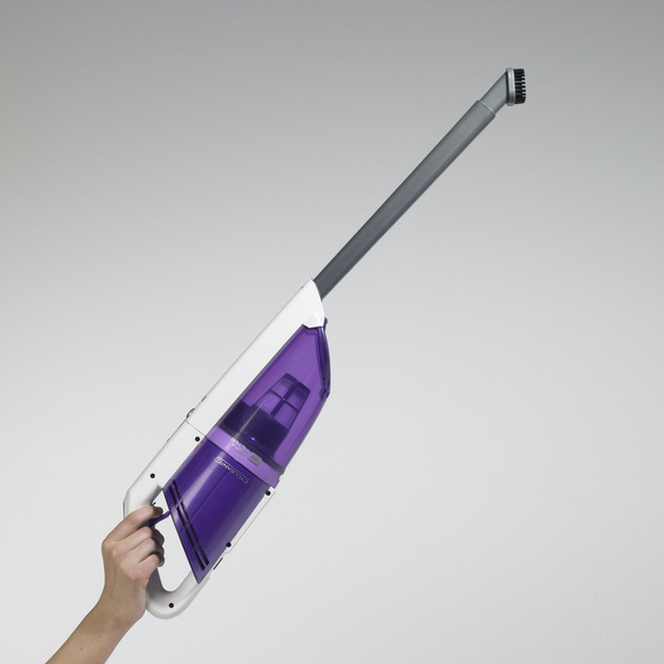 Il aspire aussi bien sols durs que tapis et moquettes grâce à son électro-brosse intégrée. Equipé de la technologie cyclonique. Autonomie 30 minutes. 2,9 kg. Freejet 3 en 1. Hoover.