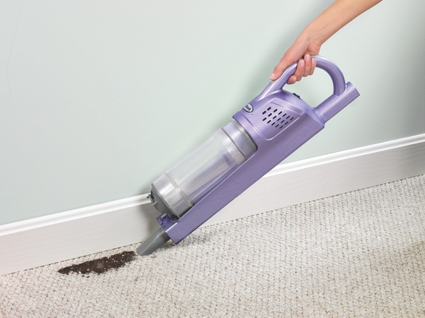 Recharge facile pour cet aspirateur 2 en 1 grâce à la batterie amovible. Autonomie 25 minutes. Technologie cyclonique. NA 646. Simeo.