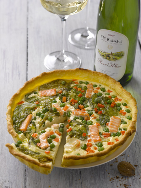 Bel hommage aux légumes primeur que cette tarte de printemps, accompagnée de vin d'Alsace...