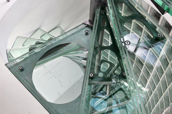 L’escalier central en verre