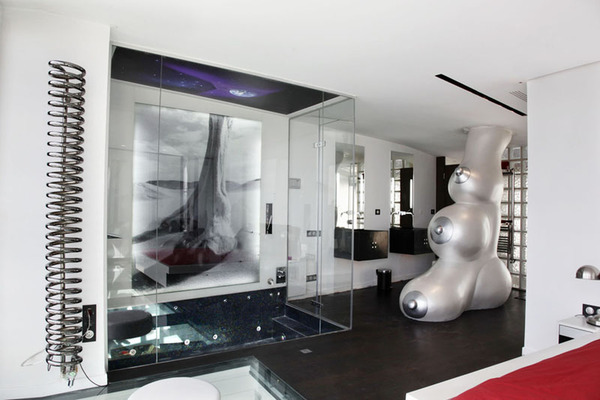 Détail de la chambre donnant sur la salle de bains