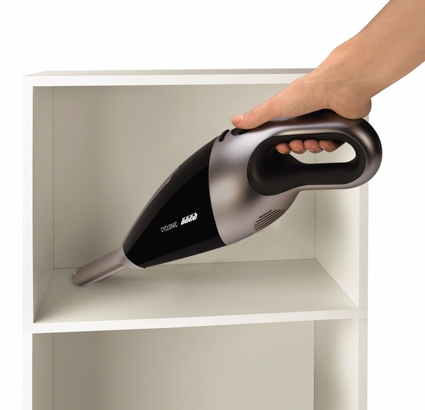 Pratique, l'embout télescopique qui équipe cet aspirateur à main doté de la technologie cyclonique. Autonomie 16 minutes. Bac 0,375 l. Extenso AC4769. Rowenta.