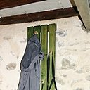 l'étagère transformée en porte-manteaux