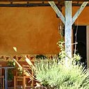 Magnifique réalisation pour cette façade sous terrasse, peinte avec plusieurs laits de chaux ornementés d'une superbe frise (Martine Moulet pour l'entreprise Calterra 32000 L'Isle -Arné)