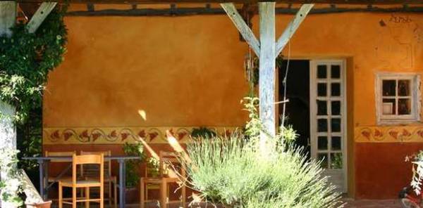 Magnifique réalisation pour cette façade sous terrasse, peinte avec plusieurs laits de chaux ornementés d'une superbe frise (Martine Moulet pour l'entreprise Calterra 32000 L'Isle -Arné)