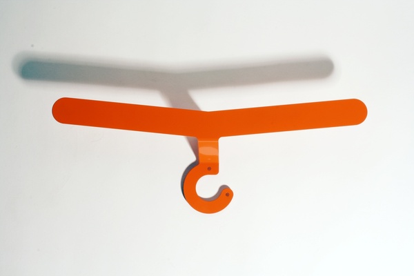 Une touche d’humour avec cette patère en forme de cintre.En métal plié laqué. L 42 x 15 cm. 10 coloris. Design Marie Thurnauer. 37 €. Valet Cintre. Les Petites Productions.