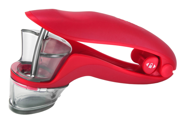 Avec le dénoyauteur Zyliss, un clafoutis aux cerises devient un jeu d'enfant