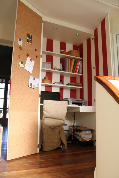 Ouvert, votre placard devient un bureau intime, pratique et ultra fonctionnel