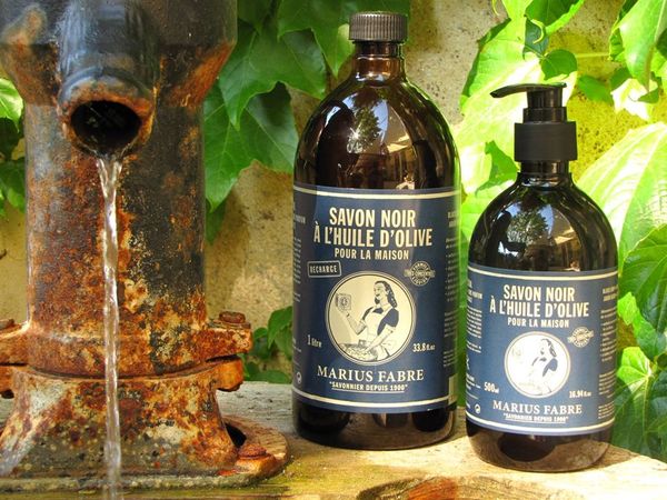 Un flaconnage vintage pour le savon noir côté cuisine