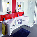 Une salle de bains, deux enfants mais pas de bousculade grâce à ces meubles gains de place. Corps et façades en MDF. Portes coulissantes. Le meuble sous vasque L 79 x P 52,5 x H 46 cm. 170 €. Le plan vasque 129 €. Meubles Powell. Cooke & Lewis. Castorama.