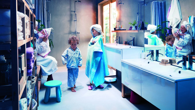 Hauteur adaptée. Le meuble à deux tiroirs peut être fixé au mur à la hauteur désirée ou bien associé à des pieds réglables de 22 à 25 cm ou de 41 à 44 cm. Les pieds : 7,50 ou 9,50 €. Le meuble : à partir de 139 €. Godmorgon. Ikéa.