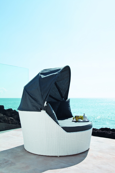 Vous passerez un moment particulier dans le confortable canapé rond à deux places de la collection Antibes (490 €).