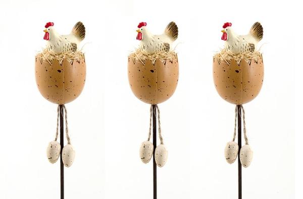 Geneviève Lethu pique des poules qui couvent dans les bouquets et autres centres de table