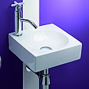 A poser en angle ou le long du mur, un lave-mains carré de 28 x 28 cm. Lima. Collection Nabis. Brossette.