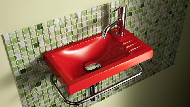 Un lave-mains couleur piment. En céramyl. 40,4 x 22,4 cm. Sucre. Decotec.