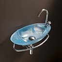 Une forme originale pour ce lave-mains en résine translucide couleur curaçao. L 45,6 x 23 cm. Yole. Decotec.