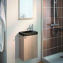 L’association d’un plan vasque en pierre naturelle calcaire et d'un meuble au décor mélaminé. L 40 x P 24,3 x H 65,6 cm. Pop Nature. Sanijura chez Cédéo.