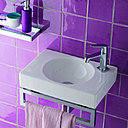 Le lave-mains en céramique s’accompagne d’un porte-serviettes très pratique. 40 x 28 cm. Preciosa Style. Allia.