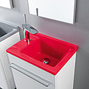 Un lave-mains en couleurs. Le béton de synthèse SMO antibactérien est disponible dans 20 coloris. La remontée de la vasque protège le mur des éclaboussures. 40 x 26 x H 56 cm. Mambo. Ambiance Bain.