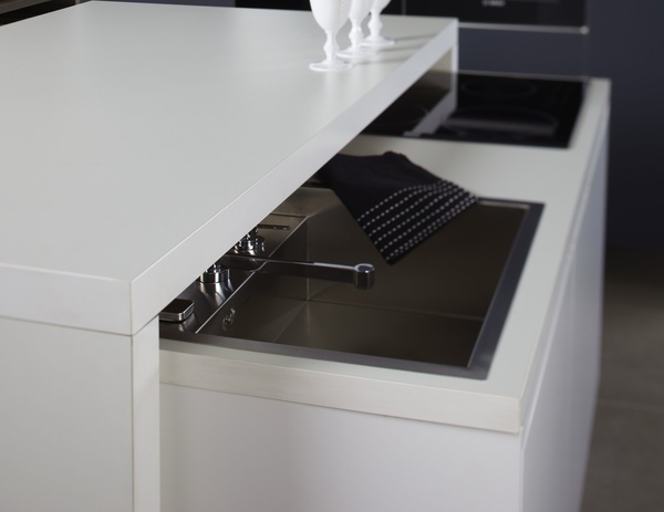 Le robinet se rétracte pour permettre à la partie technique de la cuisine de disparaître des regards. Leroy Merlin.