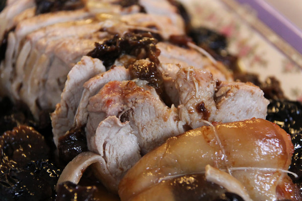 Les pruneaux apportent une saveur sucrée au rôti de veau