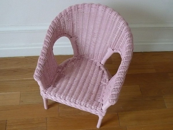 Fauteuil en rotin tressé rose, Jardin d’Ulysse