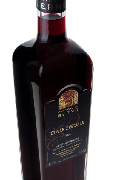 Cuvée Spéciale Rouge 2005, un vin charpenté à nez de fruits rouges et à la profonde couleur rubis